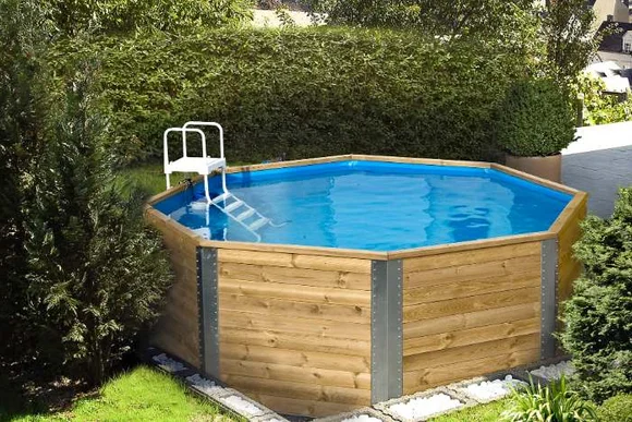 Achteckiger Holzpool mit blauer Innenfolie